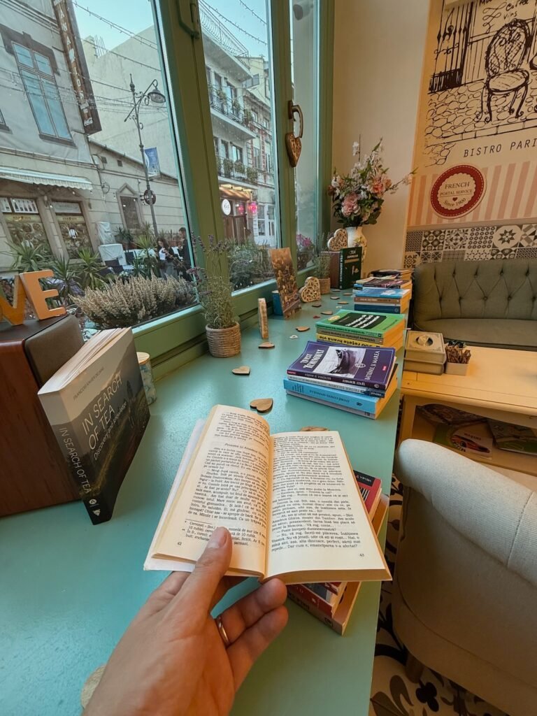 Colț de lectură la Café Bonjour Constanța - o invitație la calm, gust și reflexie.